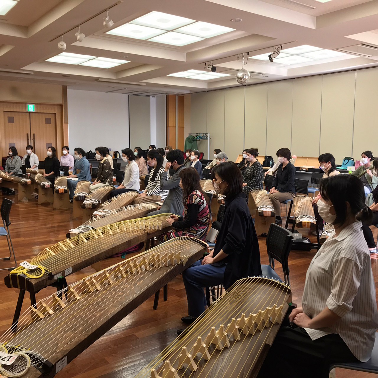日本最大の ら 13弦お琴です。並甲、すだれ掘り、琴柱の跡も殆ど無い